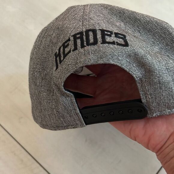 DC Comics Hat - Picture 3 of 5